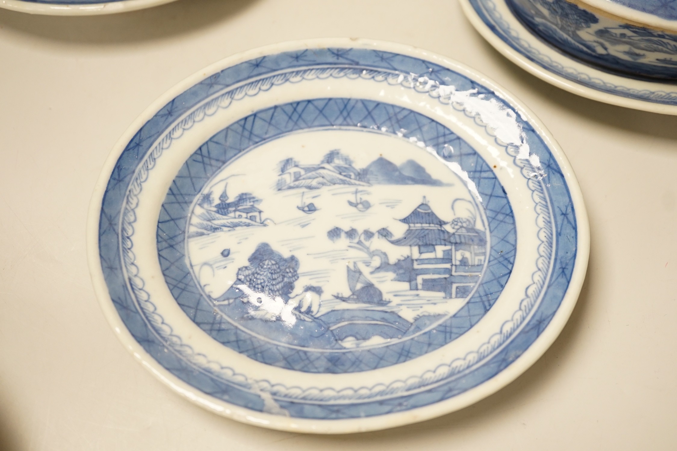 A set of four Chinese Export sauce tureens on stands, early 19th century. 7.5cm tall